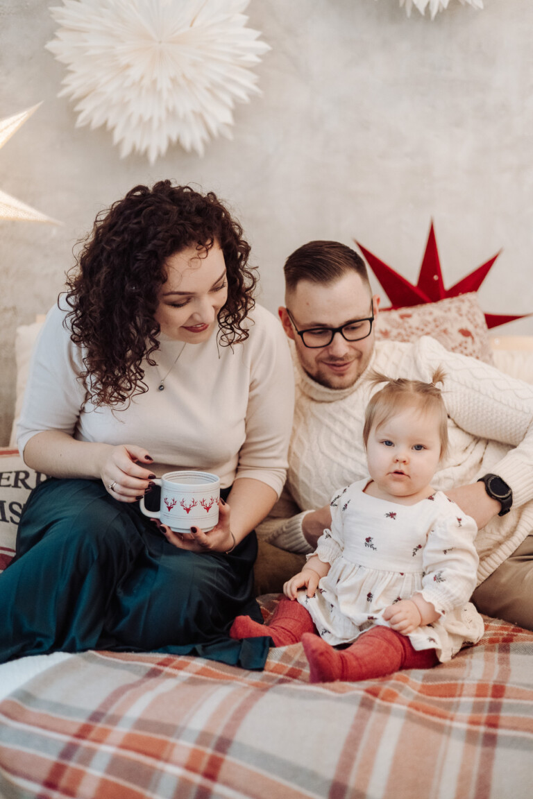 sesja świąteczna w studio strefa klimatyczna mama tata dziecko mini sesja bożonarodzeniowa