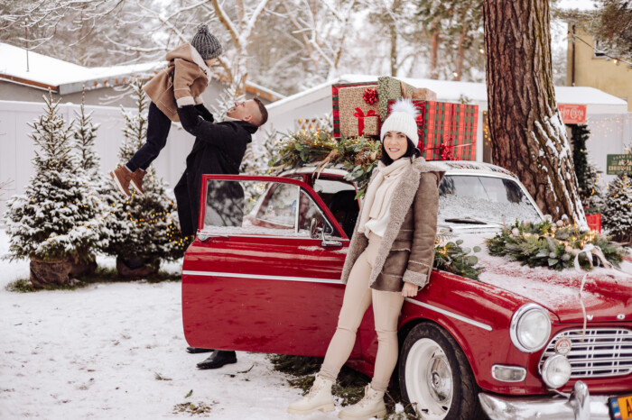 sesja świąteczna w plenerze strefa klimatyczna czerwone volvo amazon rodzina syn mama tata warszawa