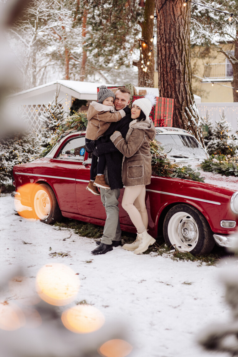 sesja świąteczna w plenerze strefa klimatyczna czerwone volvo amazon rodzina syn mama tata warszawa