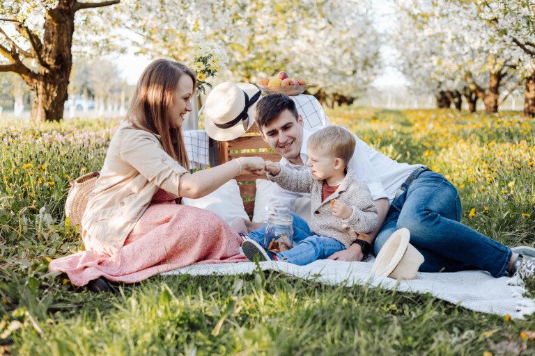 Sesja w kwitnącym sadzie, sesja wiosenna Warszawa, sesja lifestyle