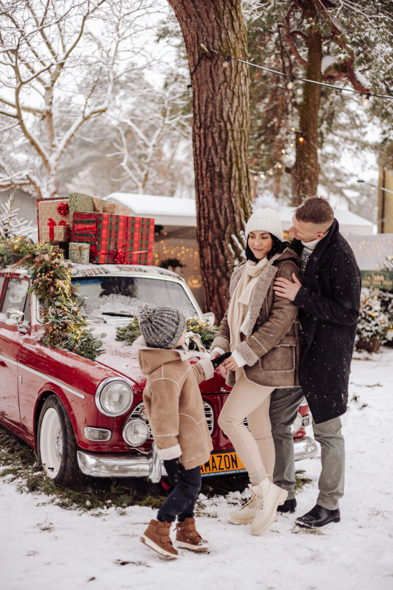 sesja świąteczna w plenerze strefa klimatyczna czerwone volvo amazon lifestyle rodzina syn mama