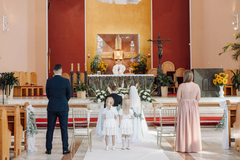 reportaż ślubny ślub w kościele panna młoda pan młody ślub